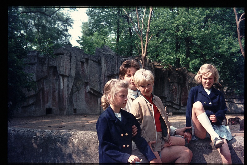07.Ouwehans mrt 1971 Mama,Brigitte,Marion,Peter.JPG